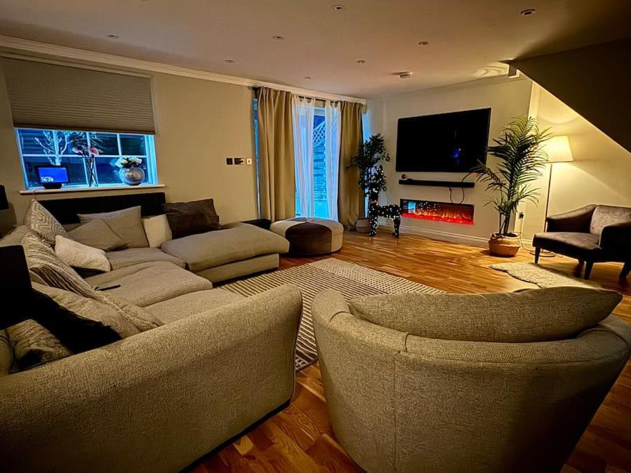 Entire House With A Large Lounge Villa Leverstock Green Eksteriør bilde